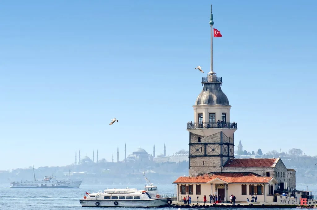 Kız Kulesi; arkada sisli tarihî yarımada silüeti