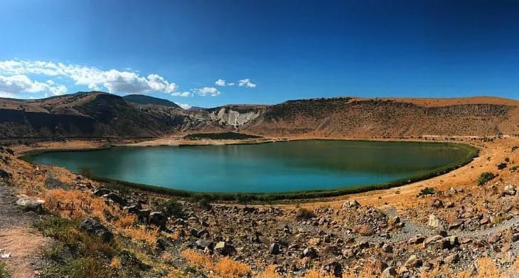 Krater çukurundaki yeşil-mavi Narlıgöl ve çevresindeki çorak yamaçlar