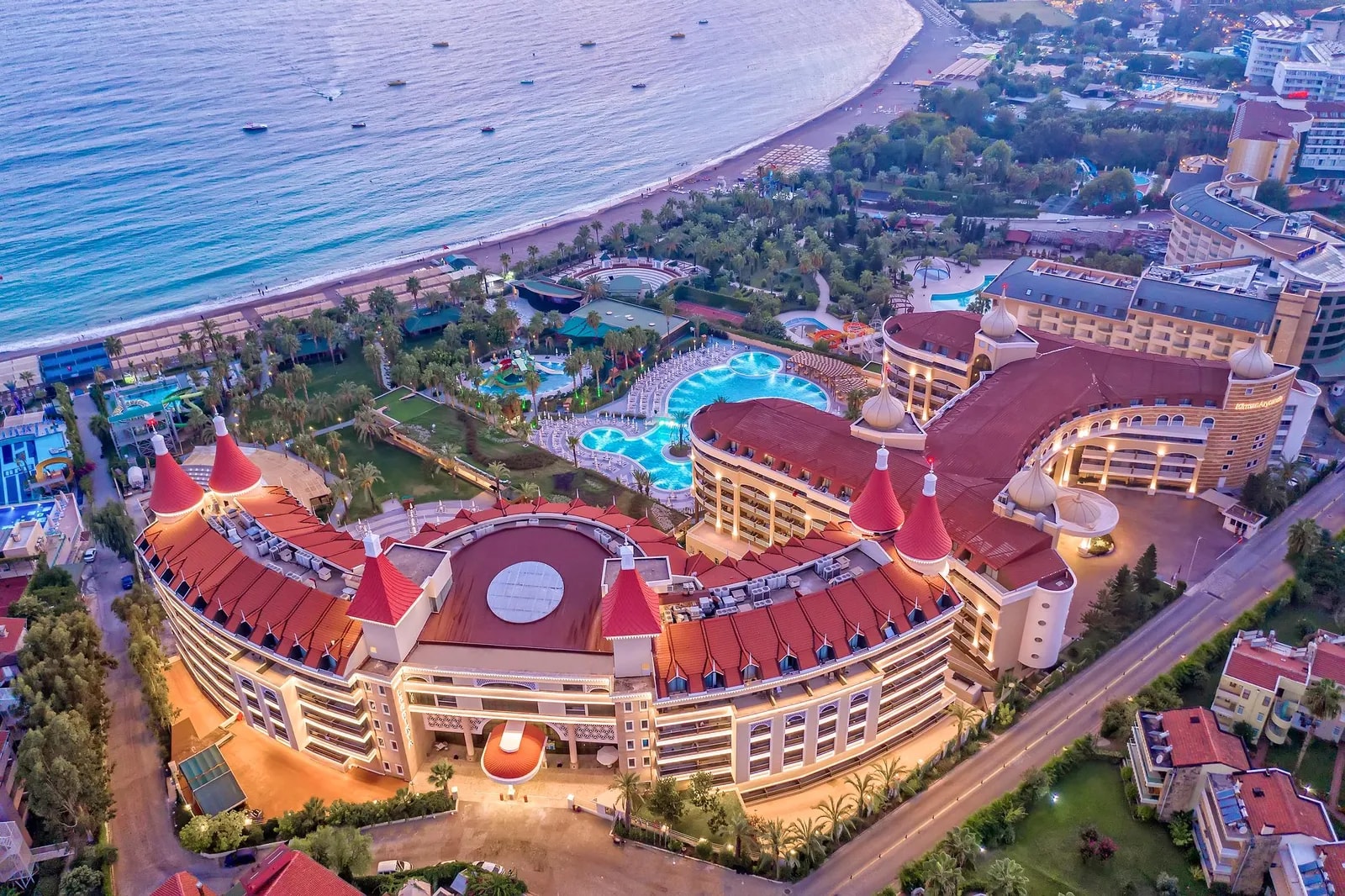 Akdeniz kıyısında havuzları ve aquaparkıyla büyük bir tatil tesisi
