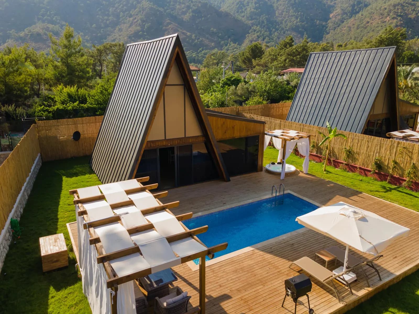 A-frame ahşap bungalovlar ve önlerindeki havuz, Marmaris