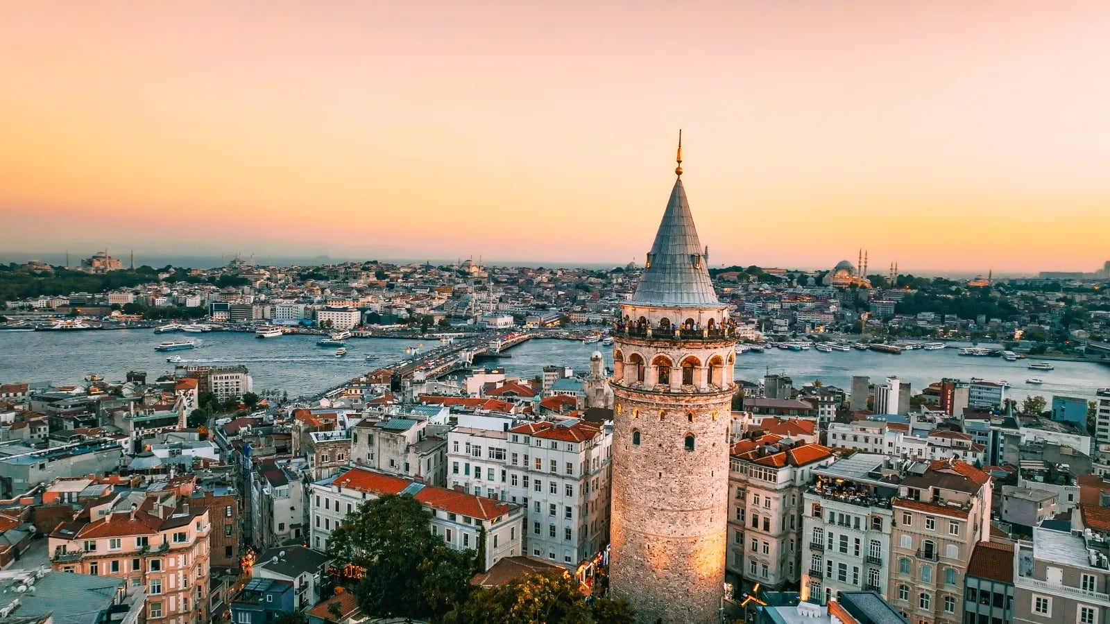 Gün batımında Galata Kulesi ve Haliç silüeti