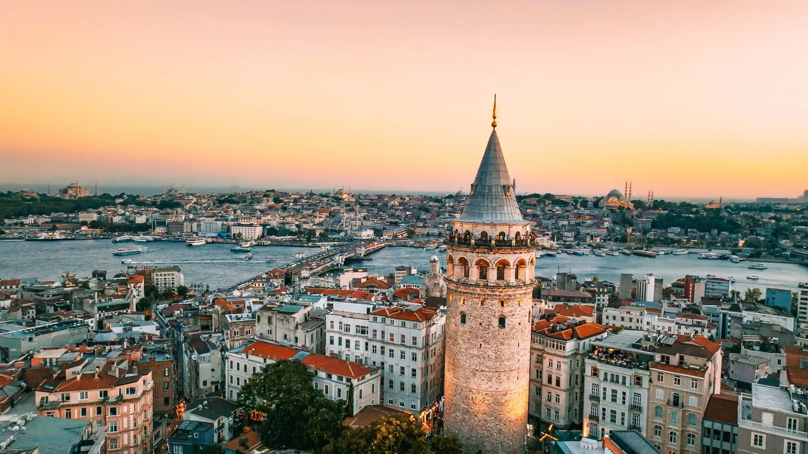 Gün batımında Galata Kulesi ve Haliç silüeti