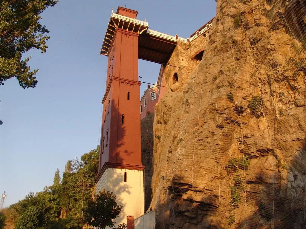 Tarihî Asansör (Karataş)