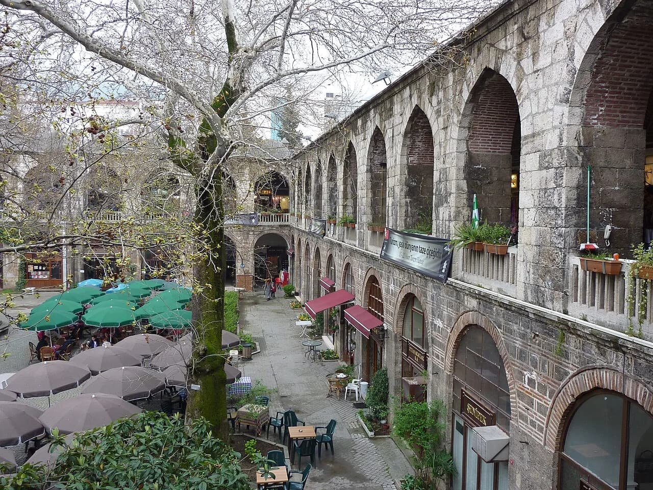 İpek Şehri, Hanlar ve İznik Çinisi