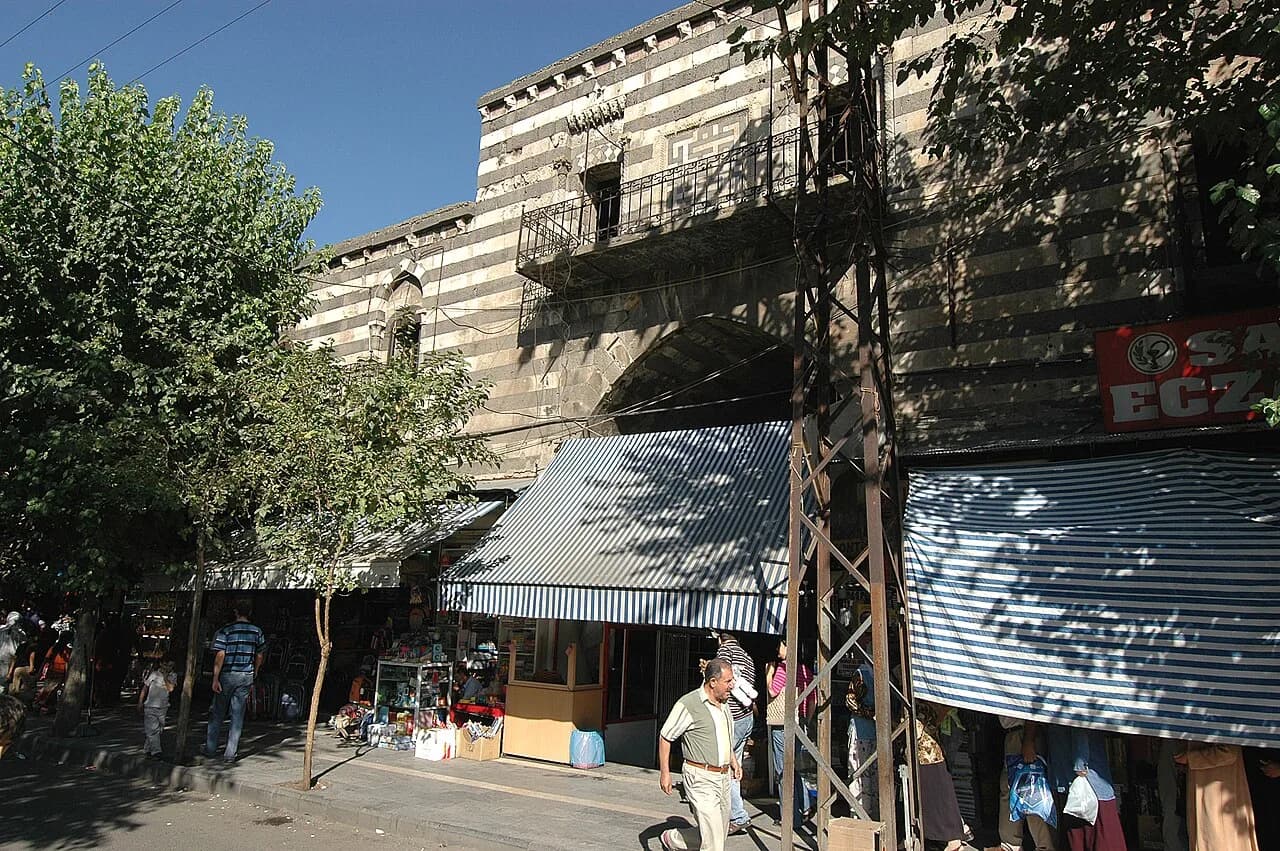 Hasan Paşa Hanı (1572) ve Deliller Hanı (1521)
