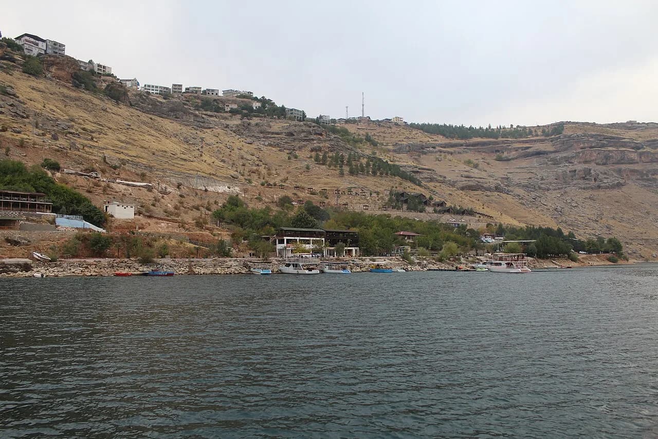 Eğil (Asur Kaya Mezarları)