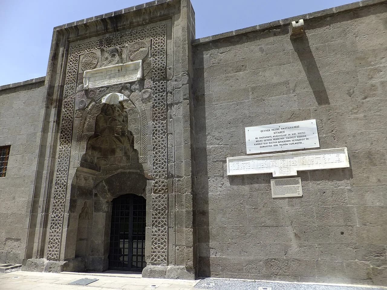 Çifte Medrese (Gevher Nesibe Şifahanesi)