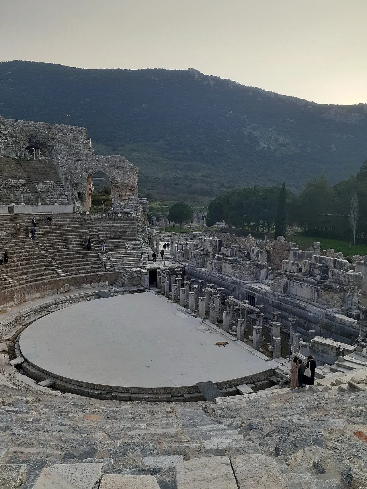 Efes Antik Kenti’nin yamaca oyulmuş büyük tiyatrosu