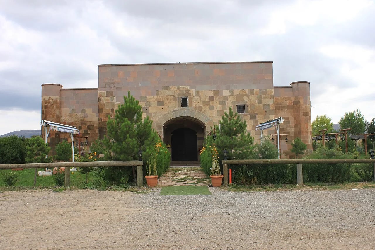 Kızılören Hanı