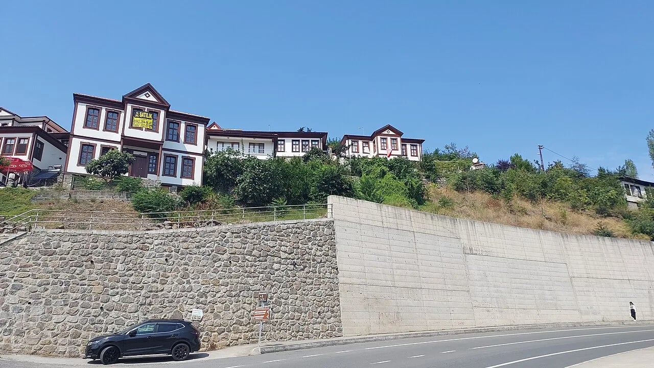 Akçaabat (Ortamahalle)