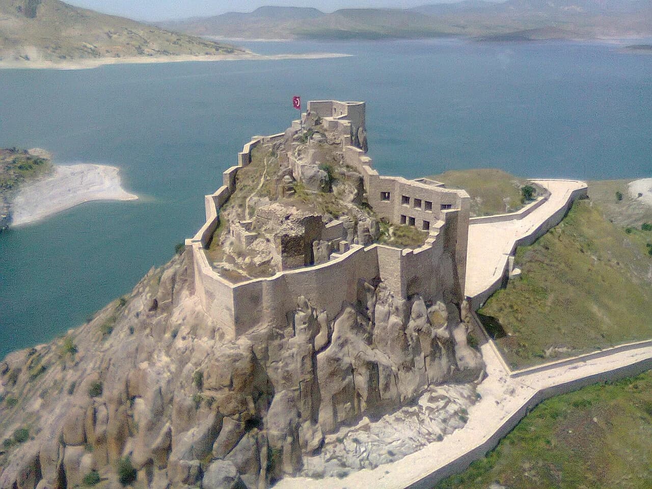 Pertek Kalesi (Keban Barajı Yarımadası)