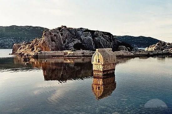 Kekova Simena kıyısında yarı sular altındaki Likya lahdi ve sudaki yansıması