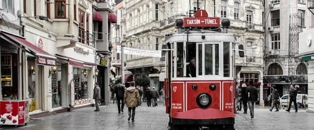 İstiklal Caddesi'nde geçen kırmızı nostaljik tramvay