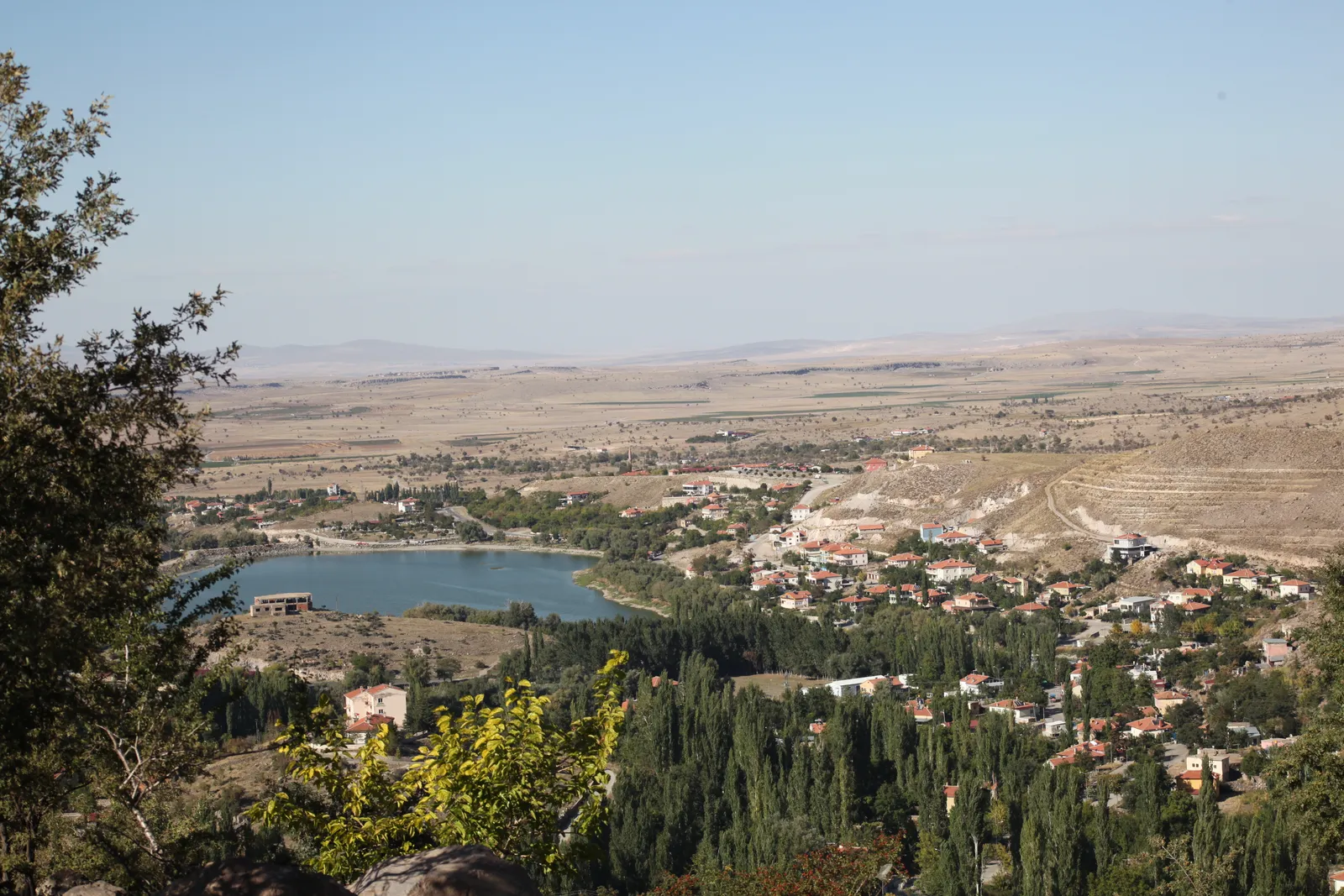 Tepeden Helvadere kasabası, göleti ve arkasında uzanan Aksaray ovası