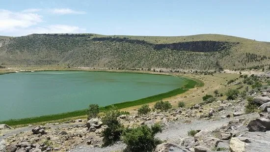 İlkbahar sonunda Narlıgöl; kraterin yamaçları yeşil, göl suyu zümrüt yeşili