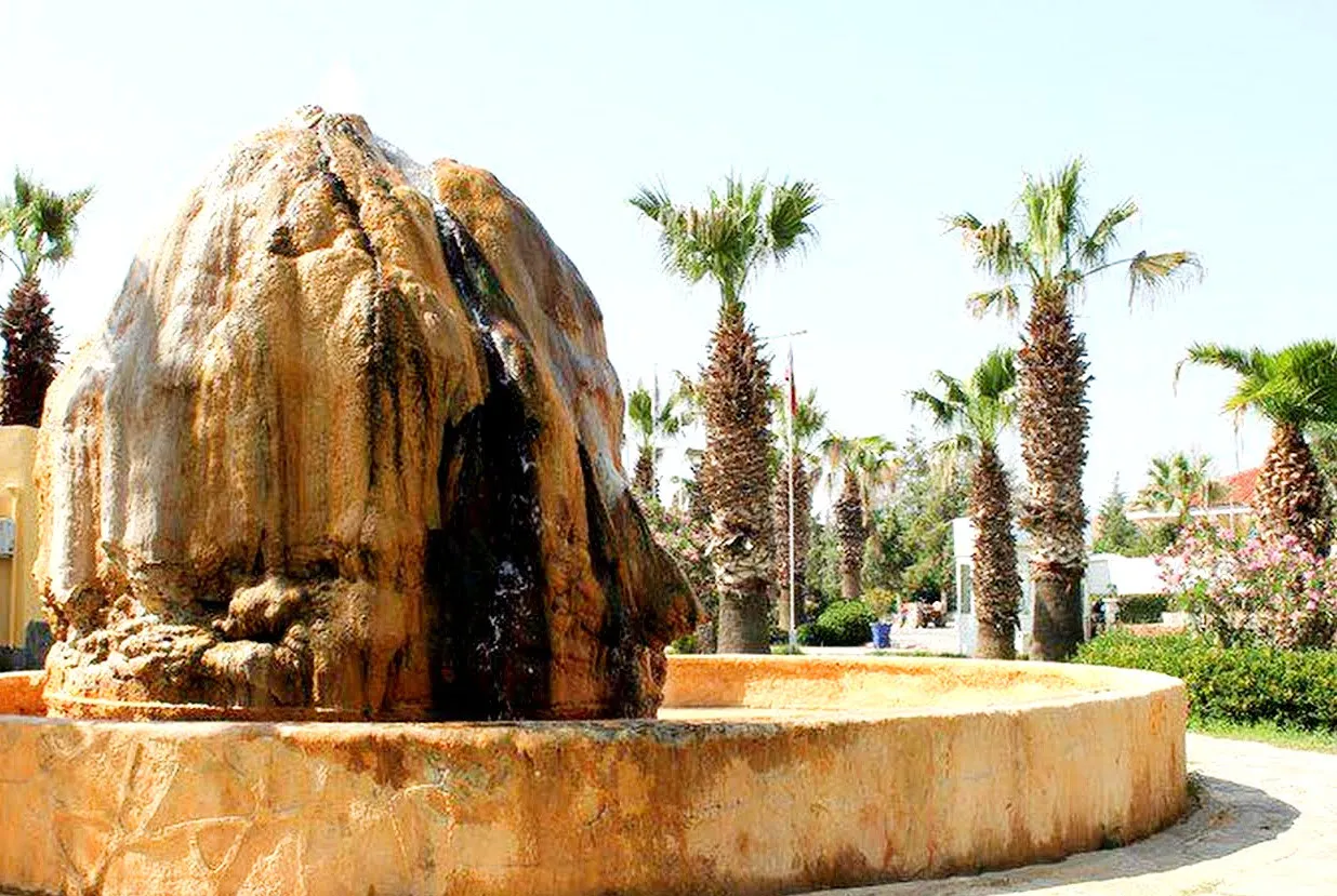 Termal otel bahçesinde traverten oluşumlu sıcak su kaynağı