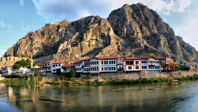 Amasya: kaya mezarlarının altında ırmak kıyısına dizilmiş tarihî Yalıboyu evleri