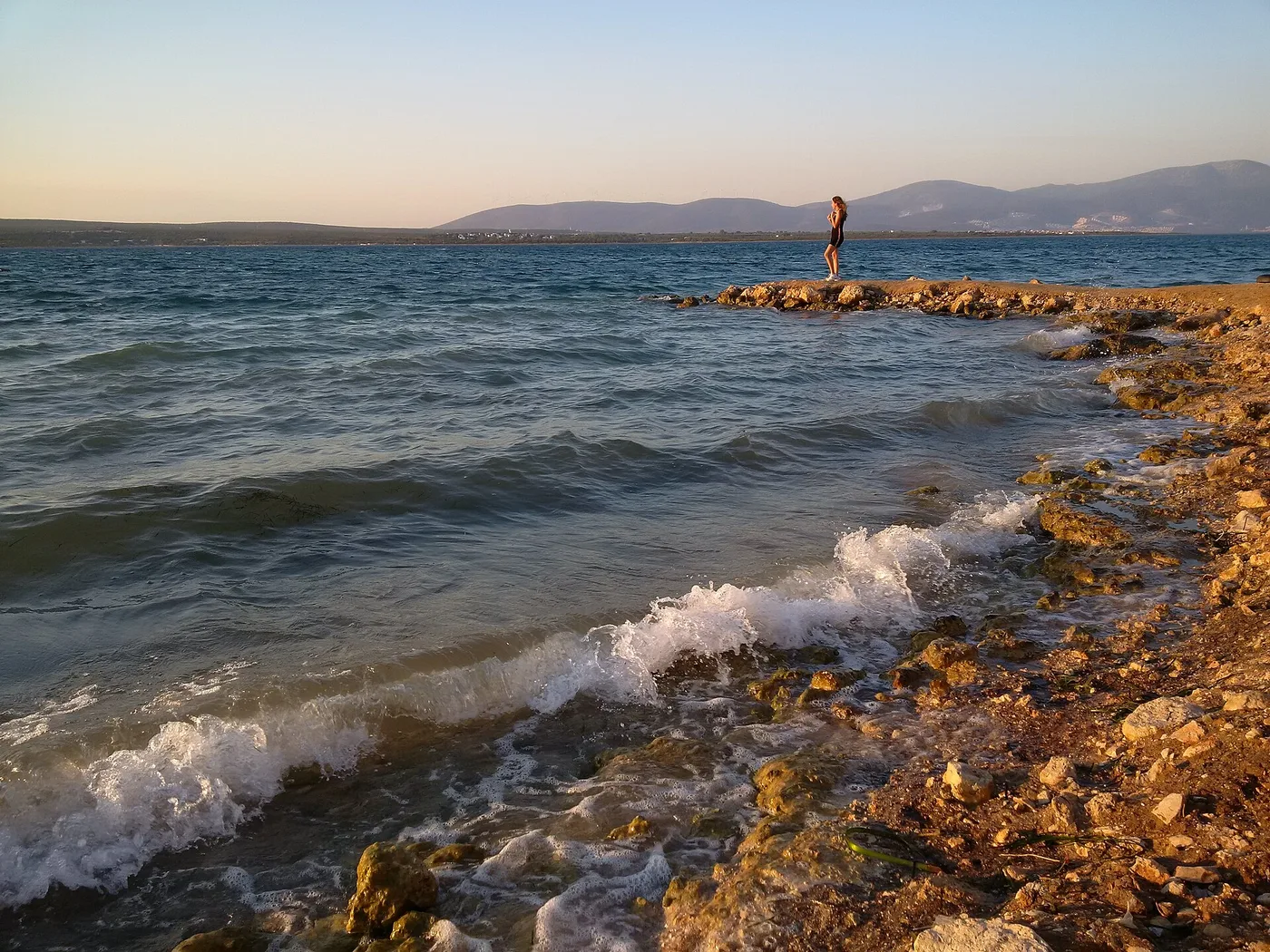 Didim Altınkum kıyısında akşamüstü dalgalar ve kayalık sahil