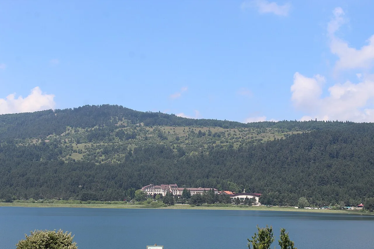 Abant Gölü kıyısında orman içine yerleşmiş bir tesis