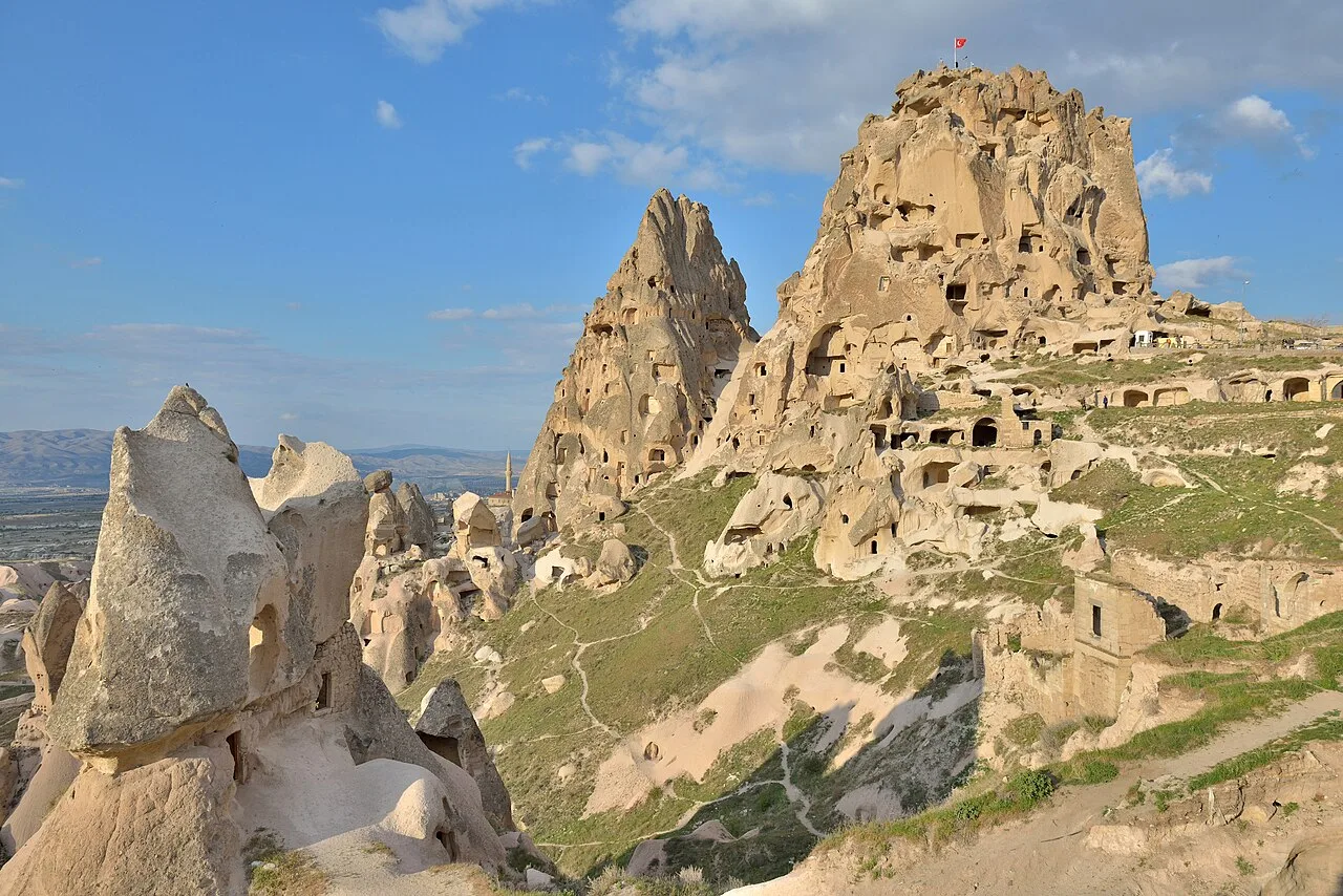 Kapadokya'da Uçhisar Kalesi ve peribacaları