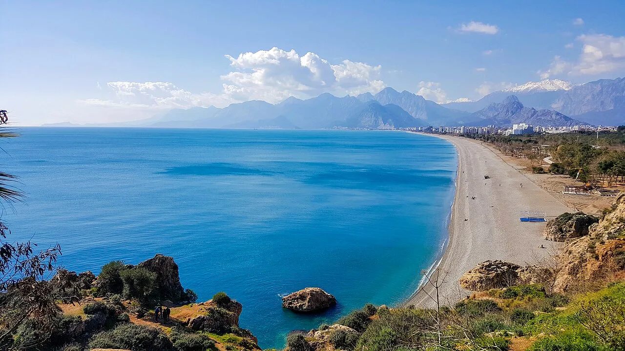 Antalya Konyaaltı sahili ve falezler