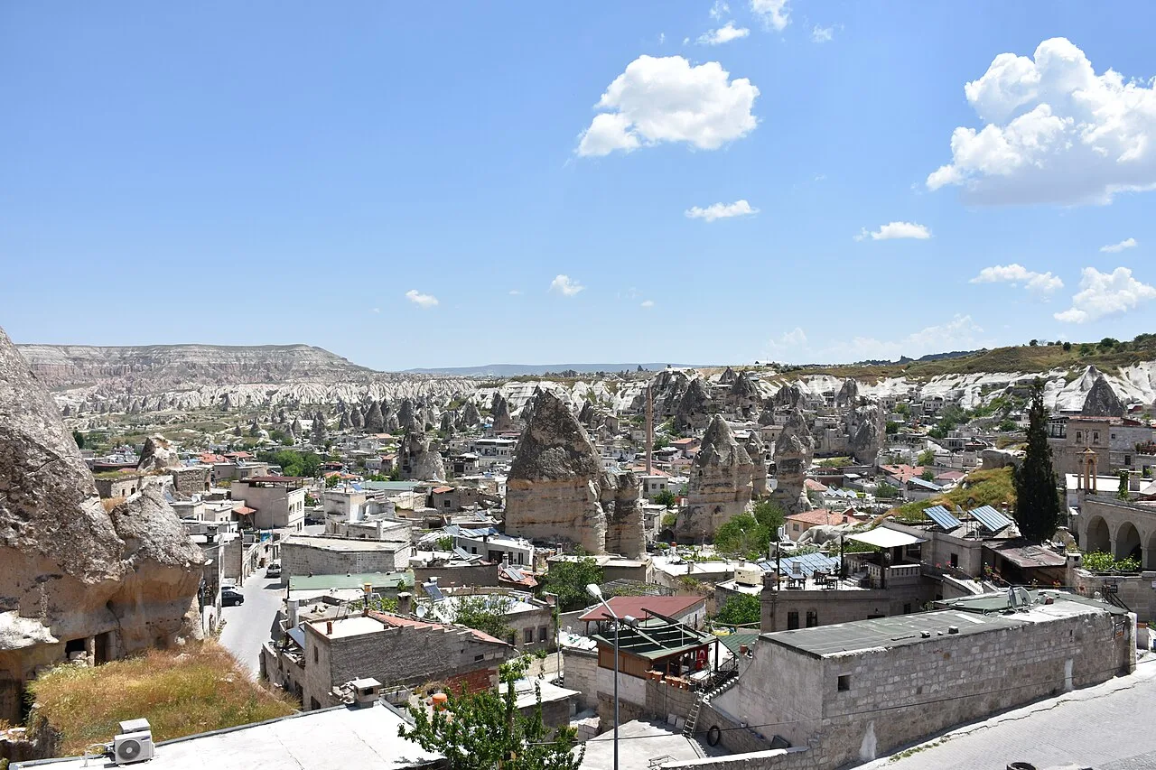 Göreme kasabası ve peribacaları arasına yerleşmiş mağara otelleri
