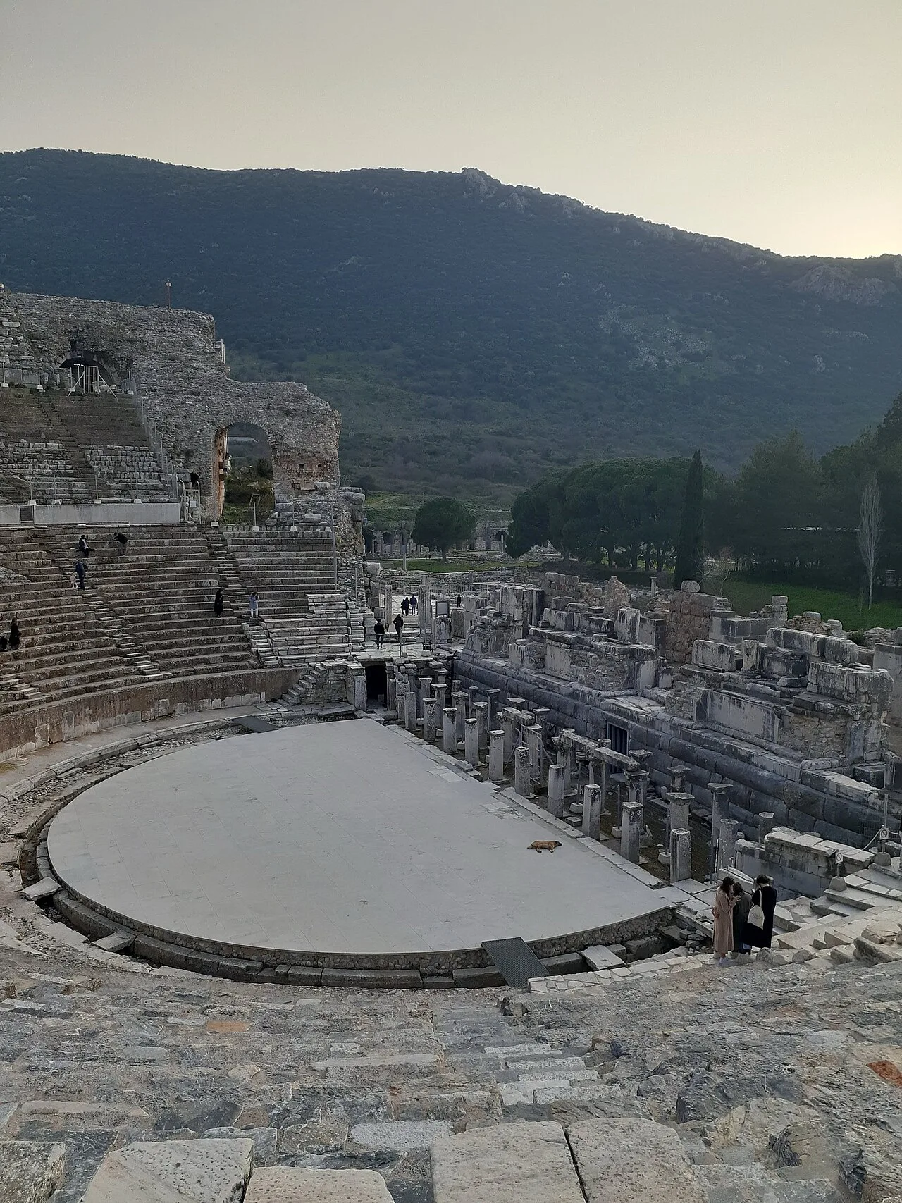Efes Antik Kenti'nin 25 bin kişilik Büyük Tiyatrosu