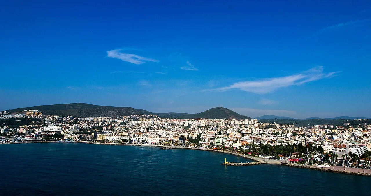 Yukarıdan Kuşadası körfezi ve şehir