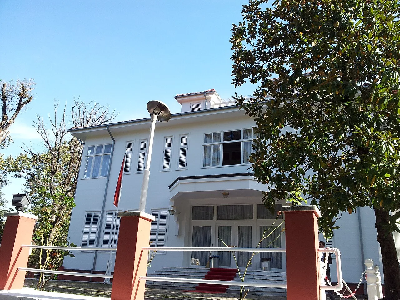 Yalova Termal'de ağaçlar arasında beyaz köşk